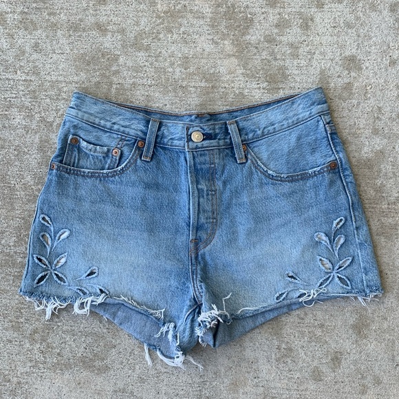 Levi’s 501 Floral Cut Out Jean Shorts - Picture 2 of 12